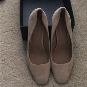NWB nude suede chunky heel pump sz9.5 banana